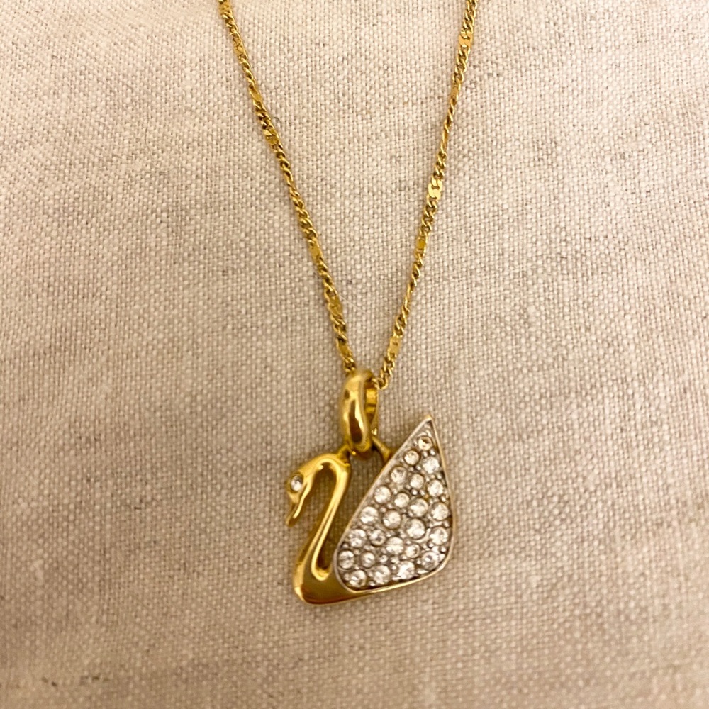 GIFTED! Adorable Vintage Swan Necklace